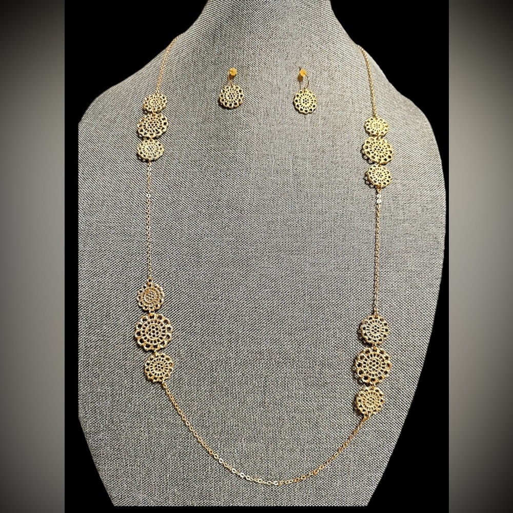 Beautiful set necklace and earrings gold tone